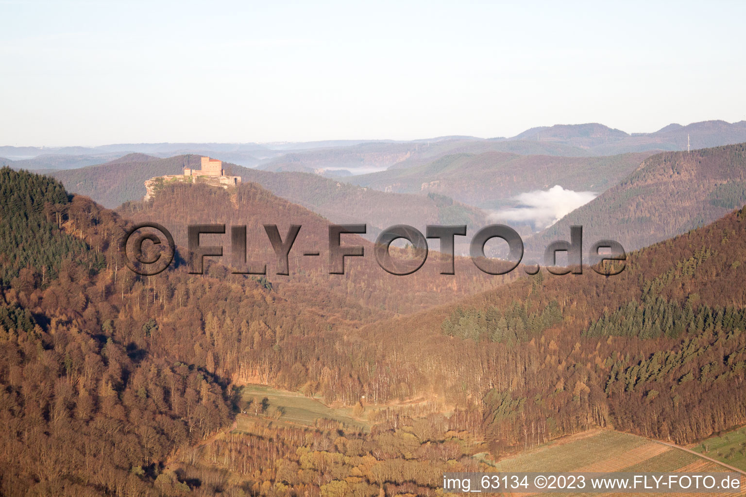 Luftbild von Trifels vom Ranschbacher Tal aus im Bundesland Rheinland-Pfalz, Deutschland
