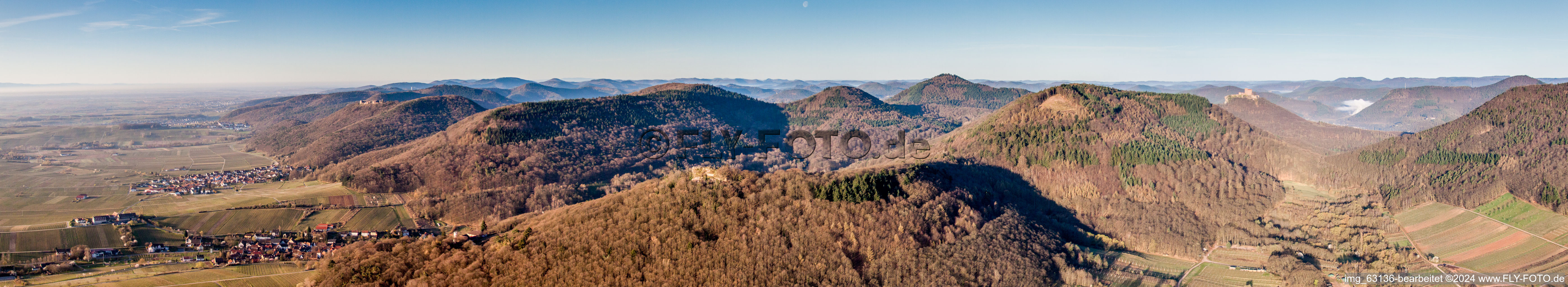 Panorama des Haardtrand des Pfälzerwaldes mit Dorf - Ansicht zwischen Weinbergen in Ranschbach im Bundesland Rheinland-Pfalz, Deutschland