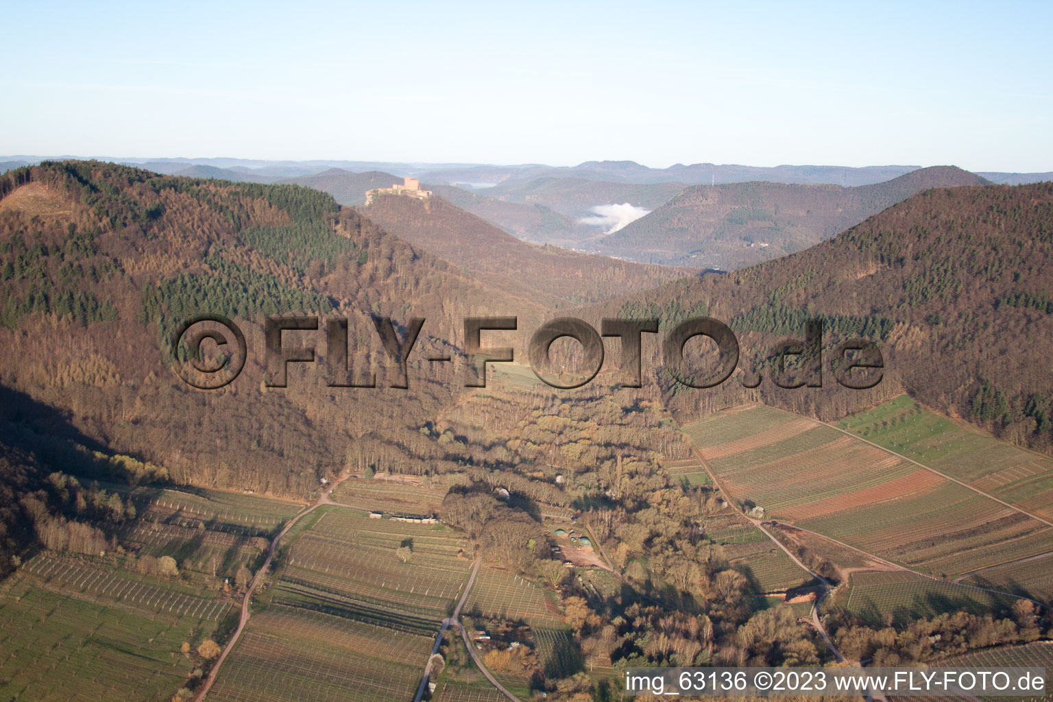 Luftaufnahme von Trifels vom Ranschbacher Tal aus im Bundesland Rheinland-Pfalz, Deutschland