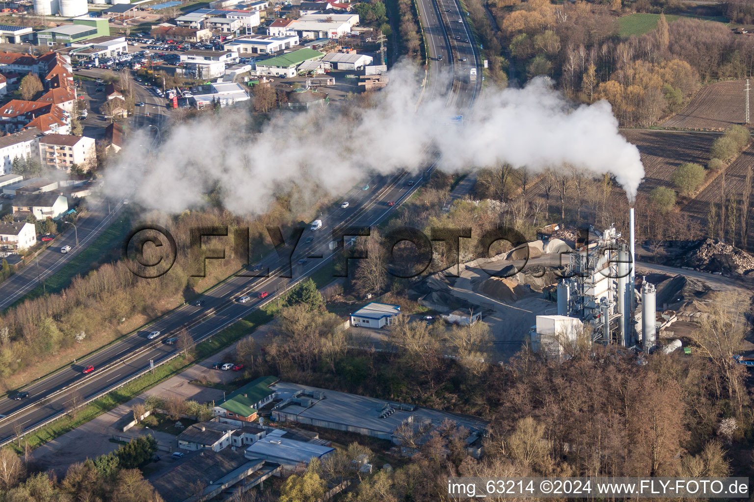 Luftbild von Gebäude und Produktionshallen auf dem Werksgelände Asphaltmischwerk Landau Juchem KG in Landau in der Pfalz im Bundesland Rheinland-Pfalz, Deutschland