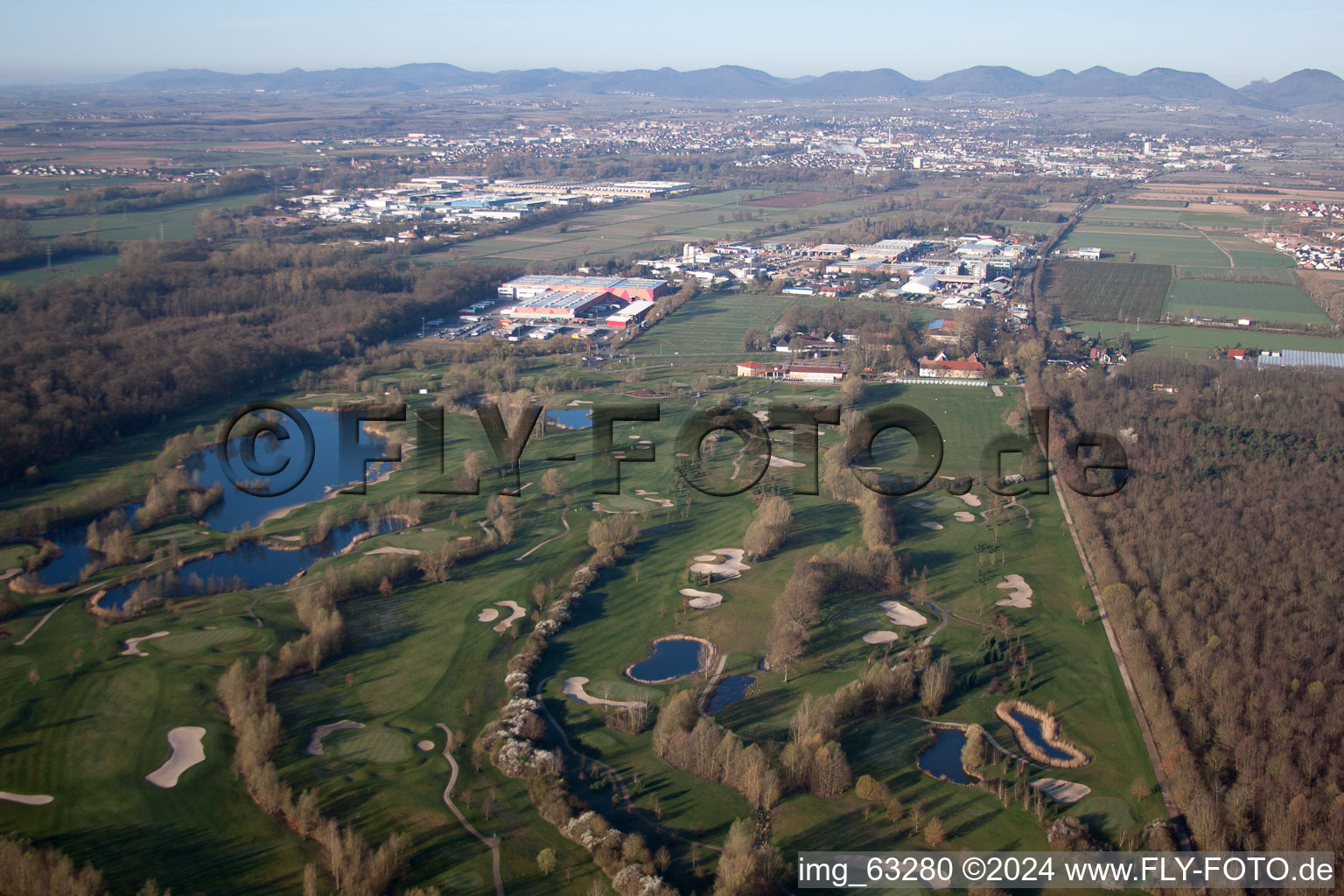 Drohnenaufname von Gelände des Golfplatz Golfanlage Landgut Dreihof in Essingen im Bundesland Rheinland-Pfalz, Deutschland