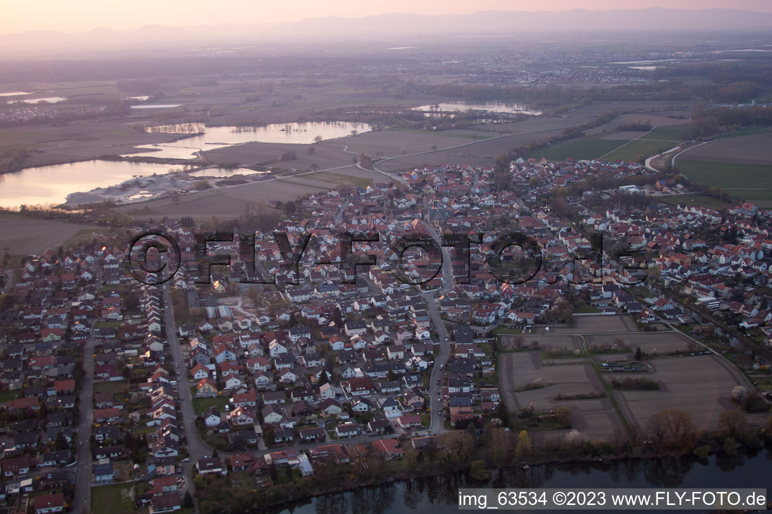Leimersheim im Bundesland Rheinland-Pfalz, Deutschland aus der Drohnenperspektive