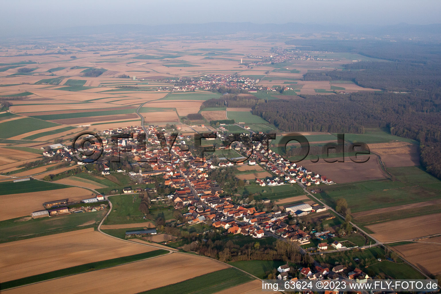 Drohnenbild von Niederlauterbach im Bundesland Bas-Rhin, Frankreich