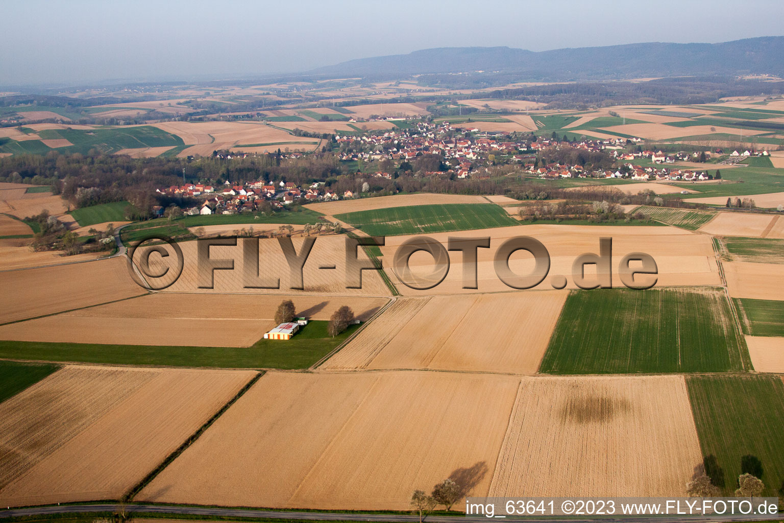 Riedseltz im Bundesland Bas-Rhin, Frankreich aus der Drohnenperspektive
