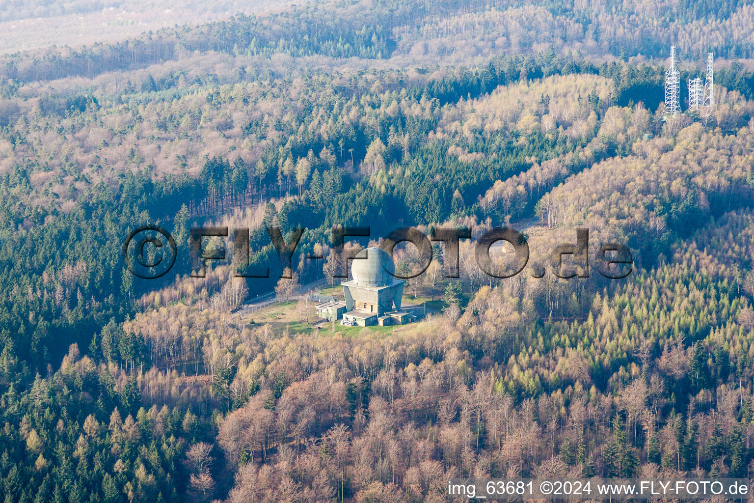 Radar- Kuppel auf dem Gebäude einer militärisch genutzten Liegenschaft am Col de Pfaffenschlick in Lampertsloch in Grand Est im Bundesland Bas-Rhin, Frankreich