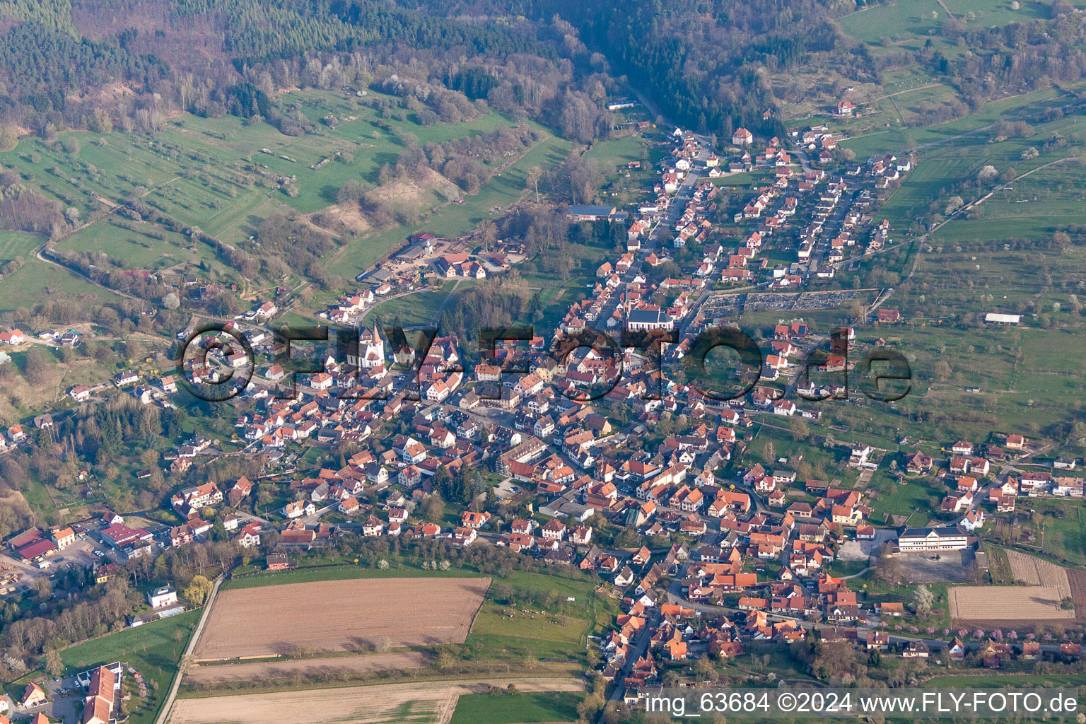 Luftaufnahme von Dorf - Ansicht in Lembach in Grand Est im Bundesland Bas-Rhin, Frankreich
