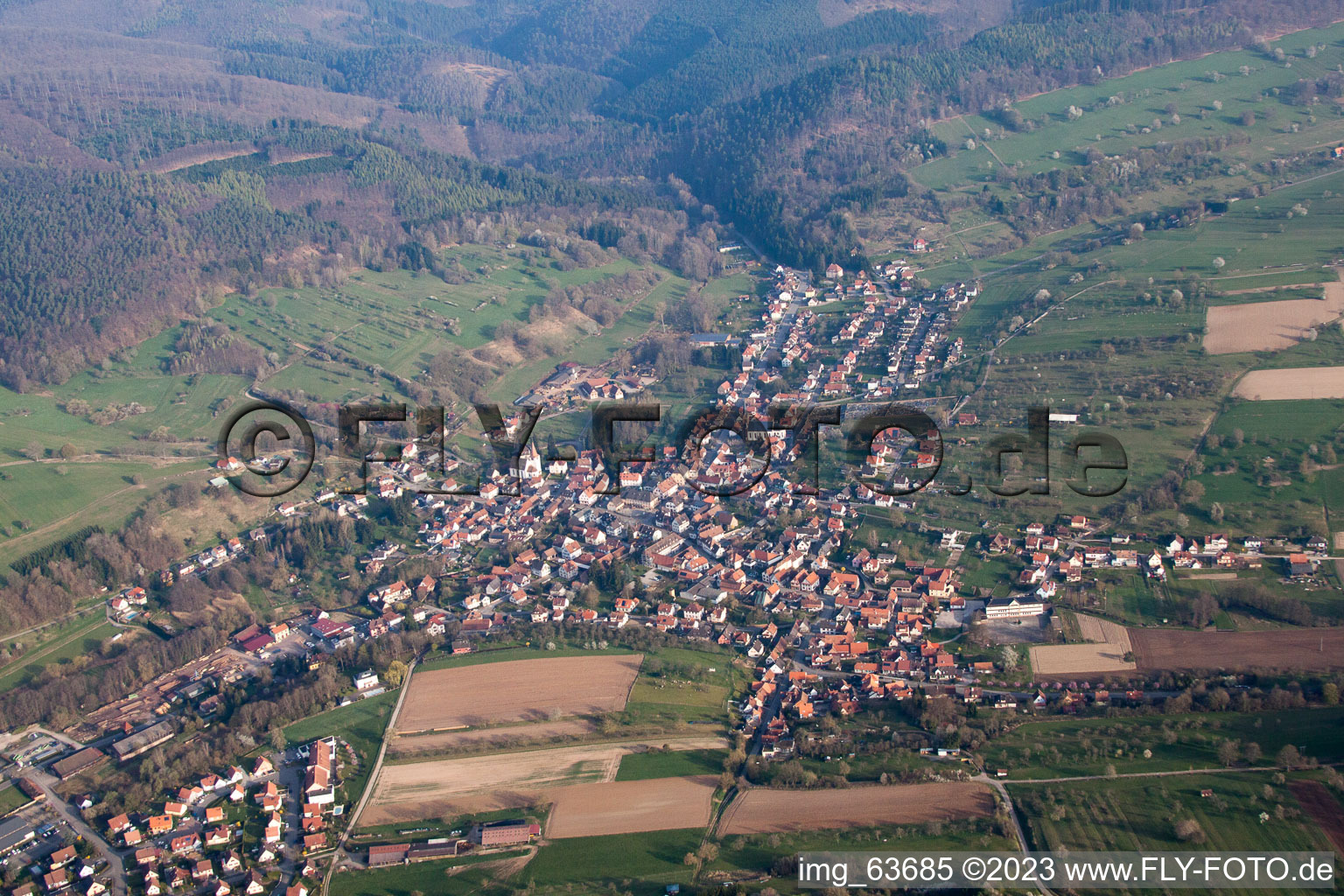 Drohnenbild von Lembach im Bundesland Bas-Rhin, Frankreich