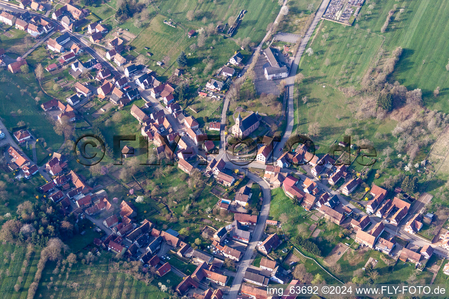 Luftbild von Dorf - Ansicht am Rande von landwirtschaftlichen Feldern und Nutzflächen in Langensoultzbach in Grand Est im Bundesland Bas-Rhin, Frankreich