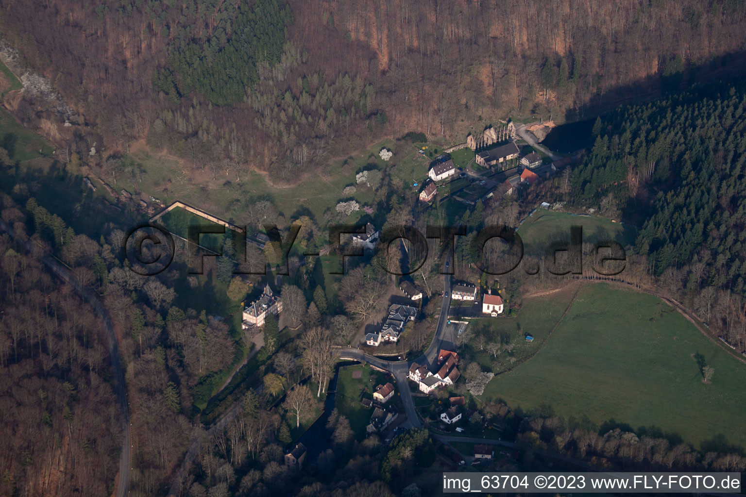 Nehwiller-près-Wœrth im Bundesland Bas-Rhin, Frankreich aus der Drohnenperspektive