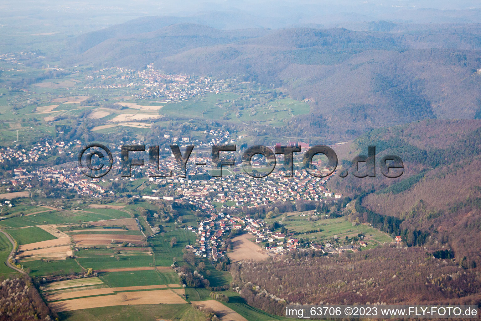 Niederbronn-les-Bains im Bundesland Bas-Rhin, Frankreich von einer Drohne aus