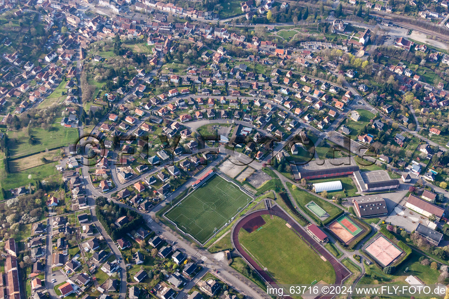 Ensemble der Sportplatzanlagen terrain de football synthètique in Niederbronn-les-Bains in Grand Est im Bundesland Bas-Rhin, Frankreich