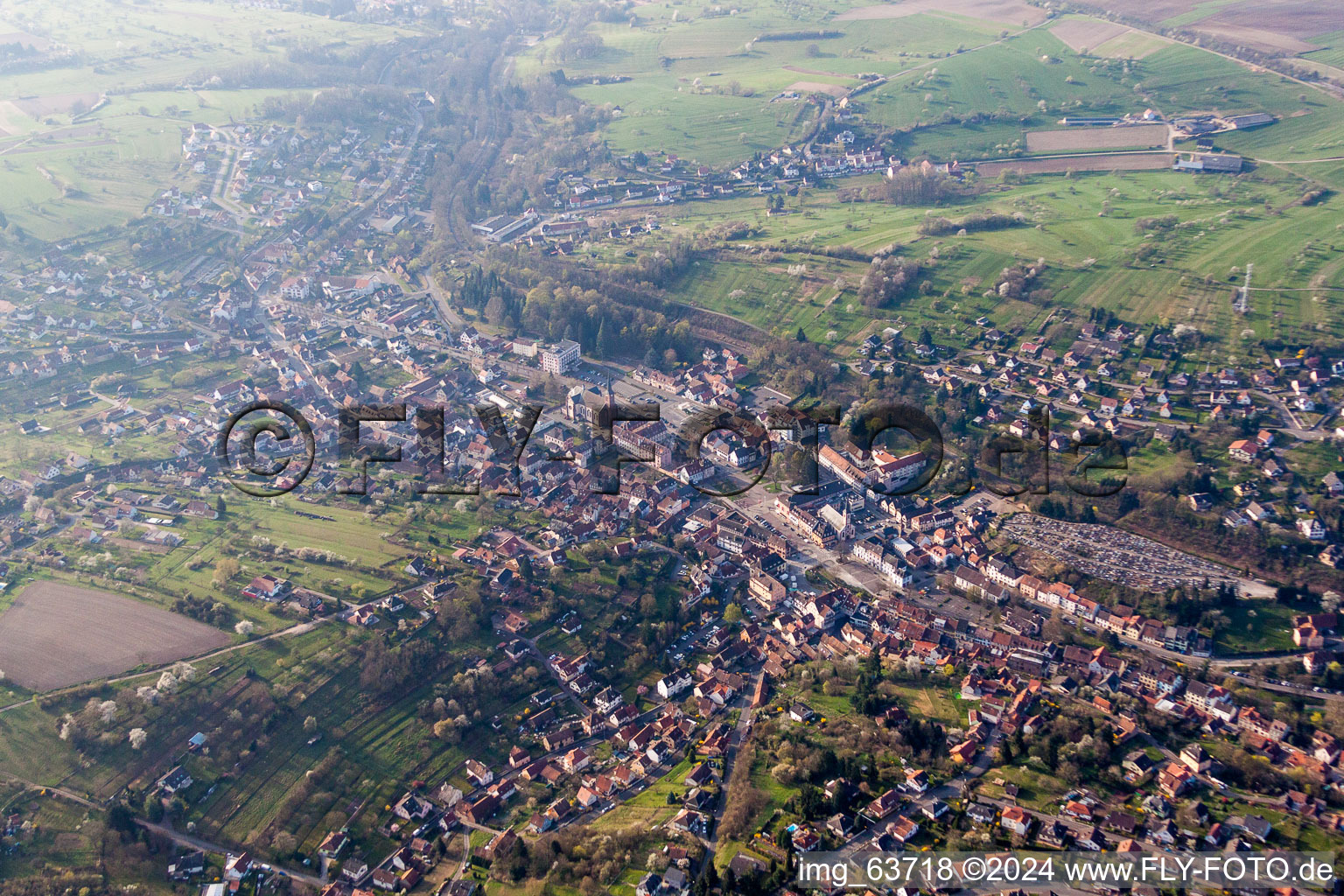 Luftbild von Ortsansicht der Straßen und Häuser der Wohngebiete in Niederbronn-les-Bains in Grand Est im Bundesland Bas-Rhin, Frankreich