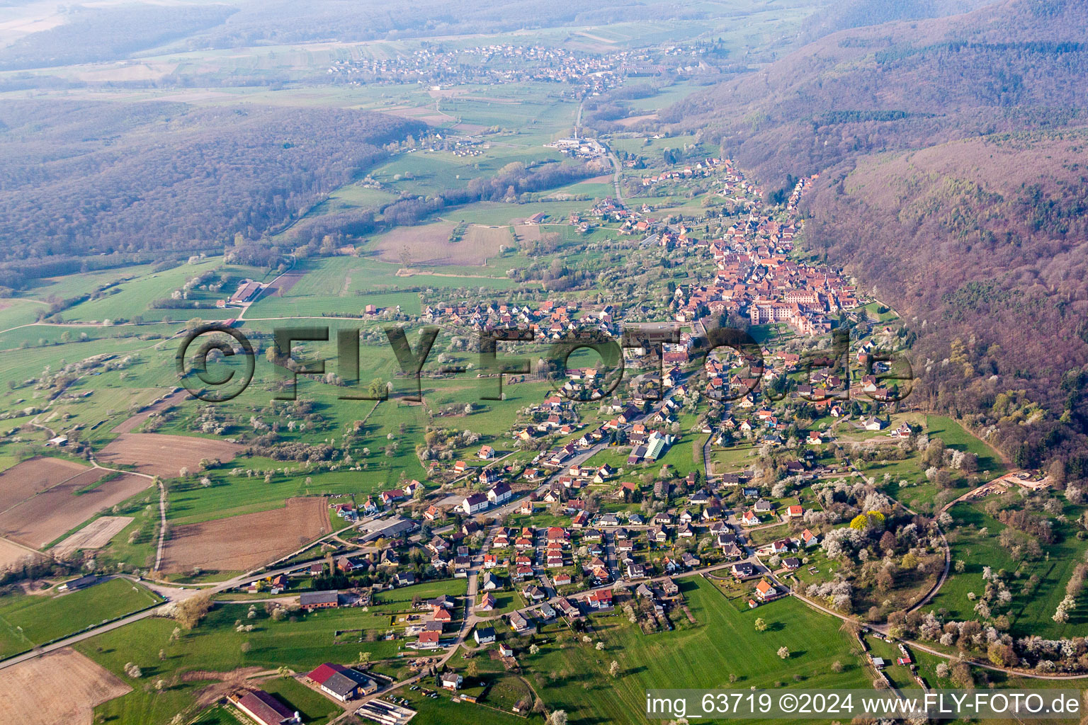 Dorf - Ansicht am Rande von landwirtschaftlichen Feldern und Nutzflächen in Oberbronn in Grand Est im Bundesland Bas-Rhin, Frankreich