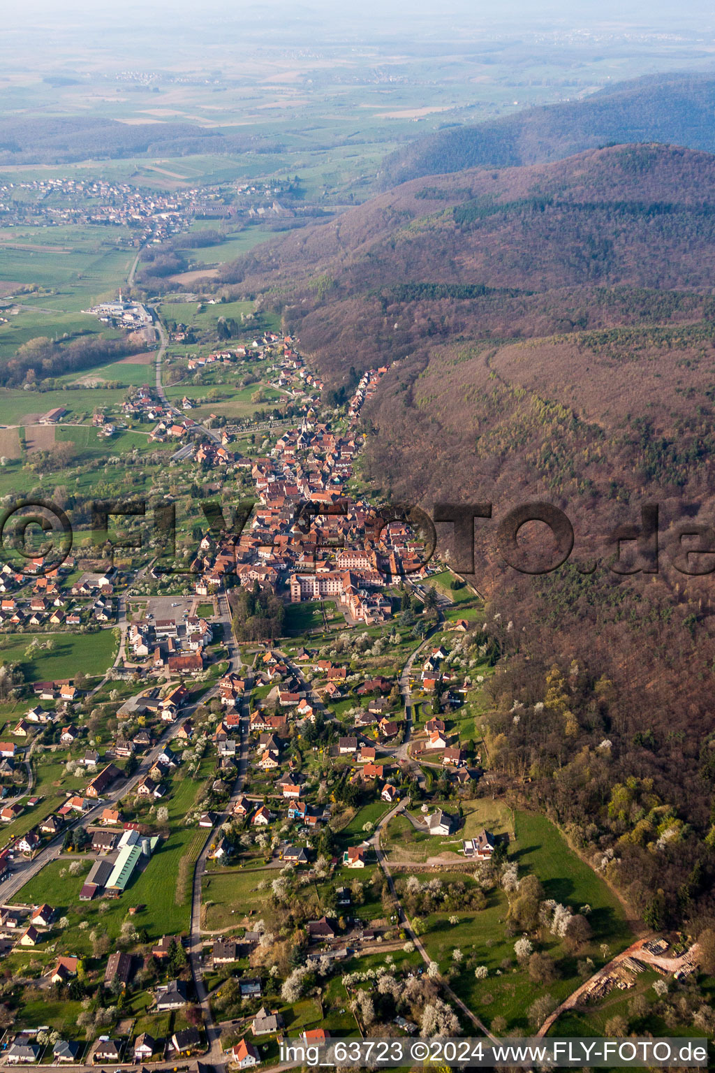 Luftbild von Ortsansicht der Straßen und Häuser der Wohngebiete in Oberbronn in Grand Est im Bundesland Bas-Rhin, Frankreich