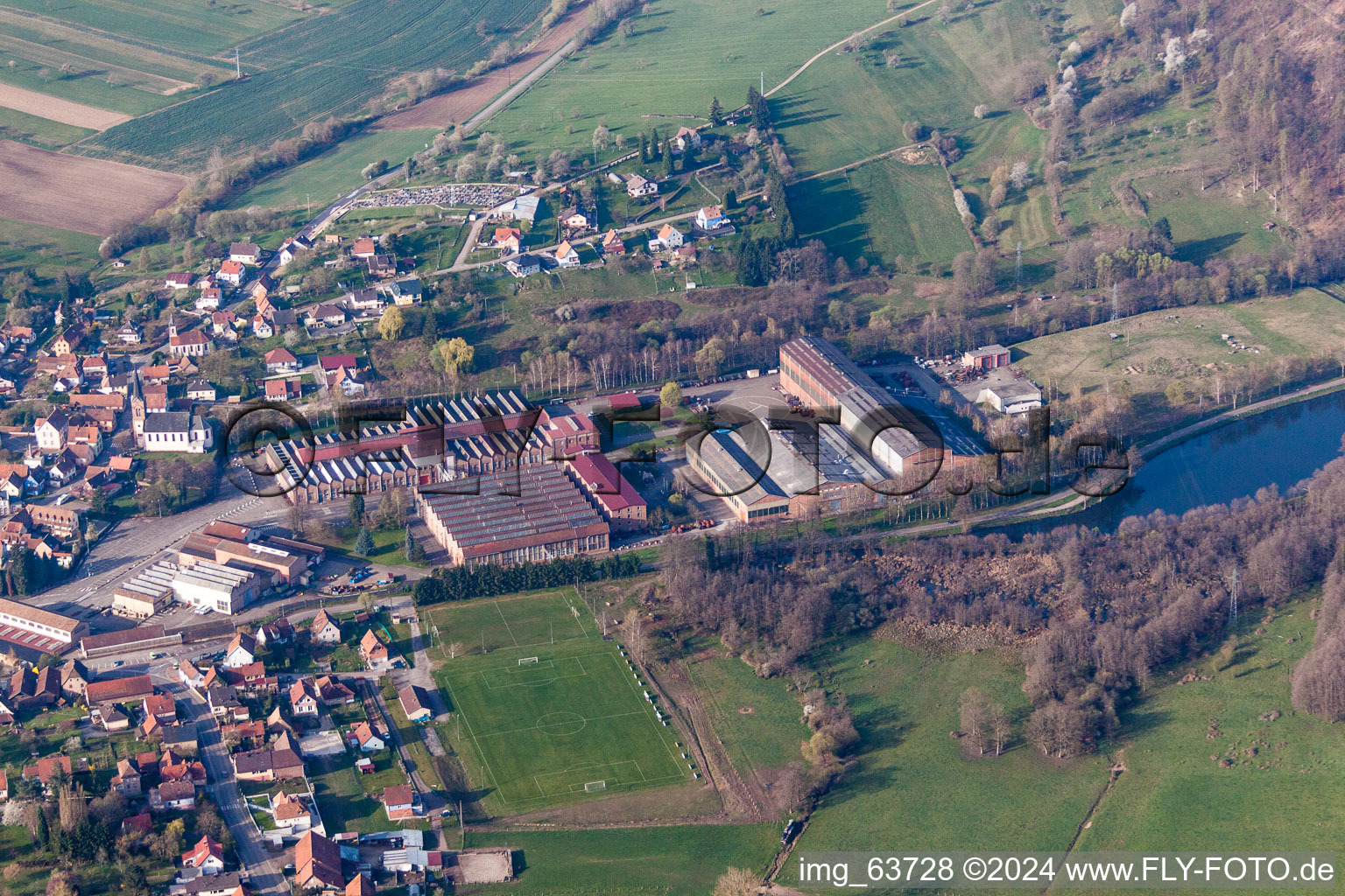 Gebäude und Produktionshallen auf dem Werksgelände De Dietrich Process Systems in Zinswiller in Grand Est im Bundesland Bas-Rhin, Frankreich