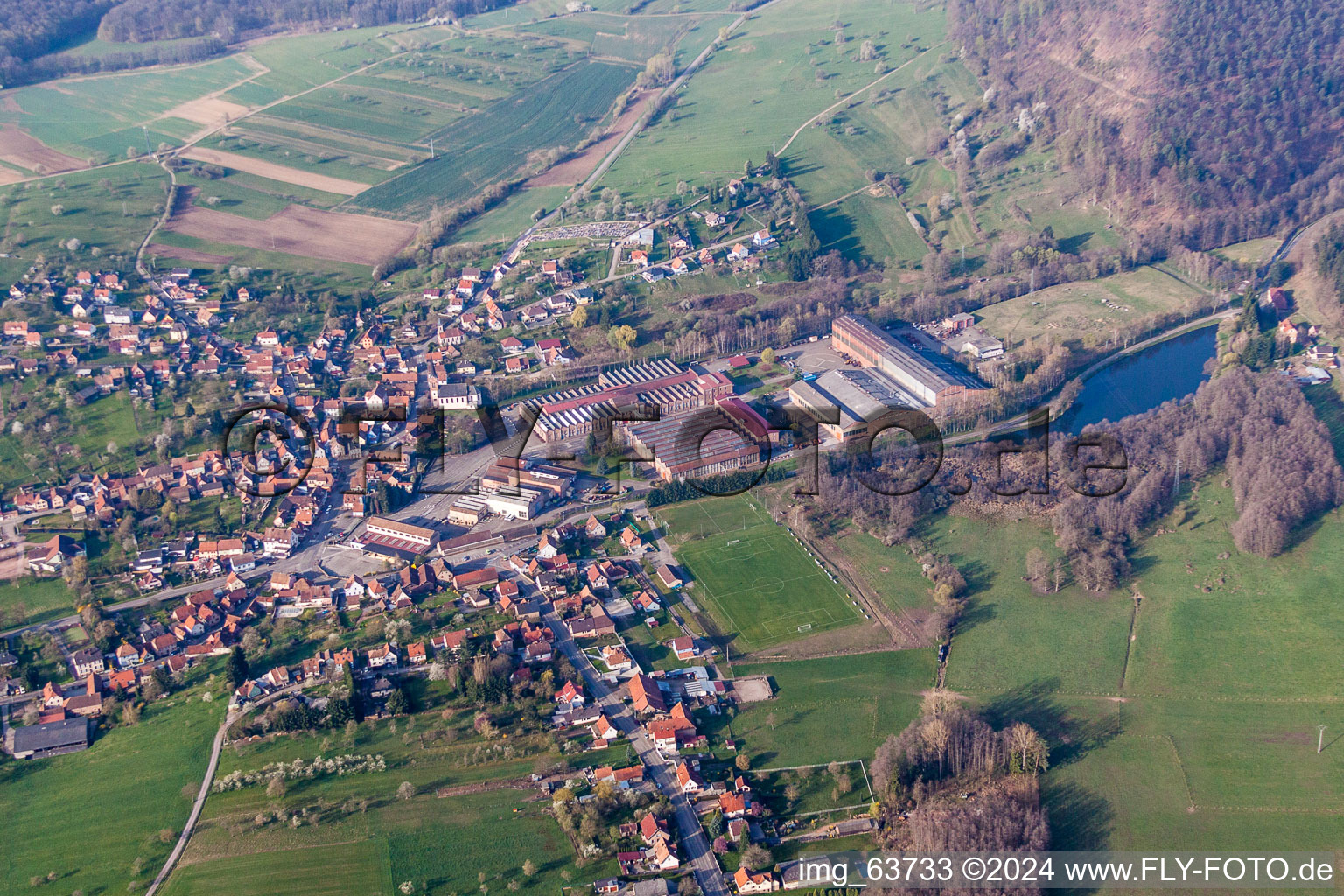 Luftbild von Gebäude und Produktionshallen auf dem Werksgelände De Dietrich Process Systems in Zinswiller in Grand Est im Bundesland Bas-Rhin, Frankreich