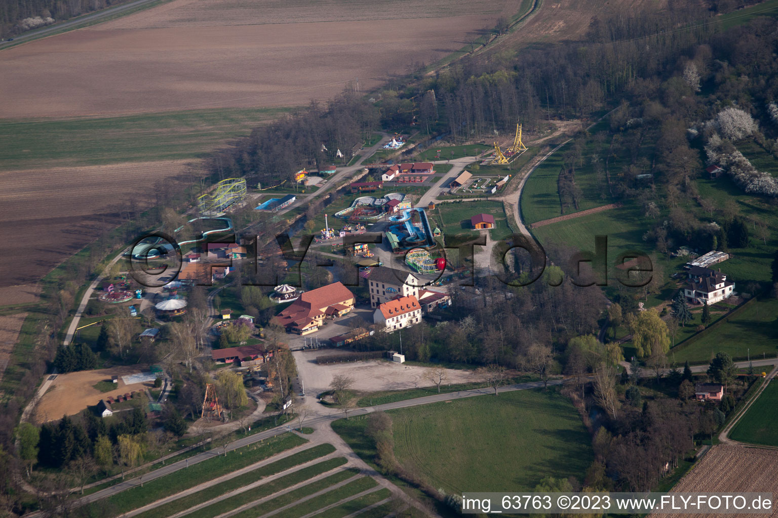 Drohnenbild von Morsbronn-les-Bains im Bundesland Bas-Rhin, Frankreich