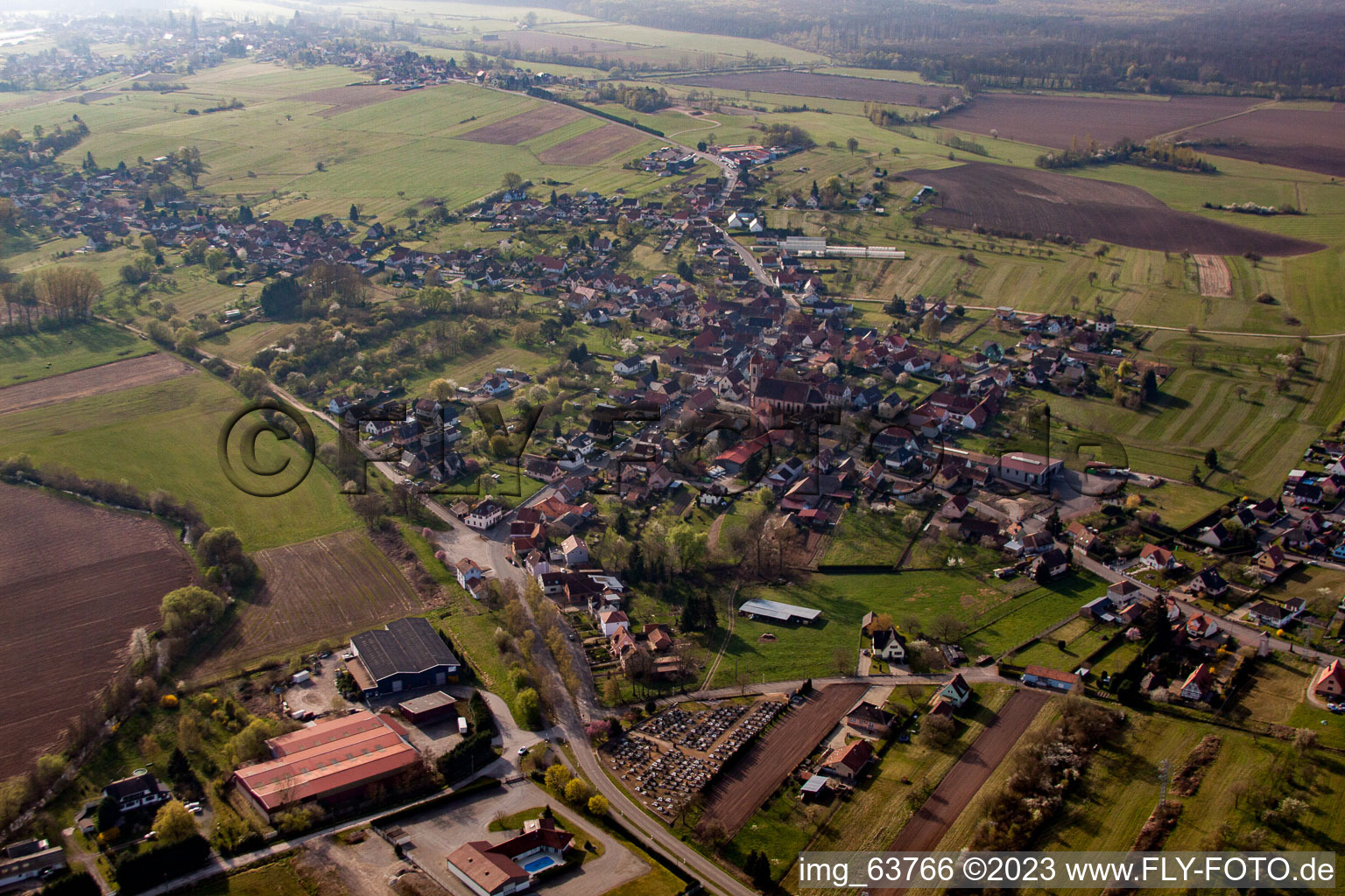 Schrägluftbild von Durrenbach im Bundesland Bas-Rhin, Frankreich