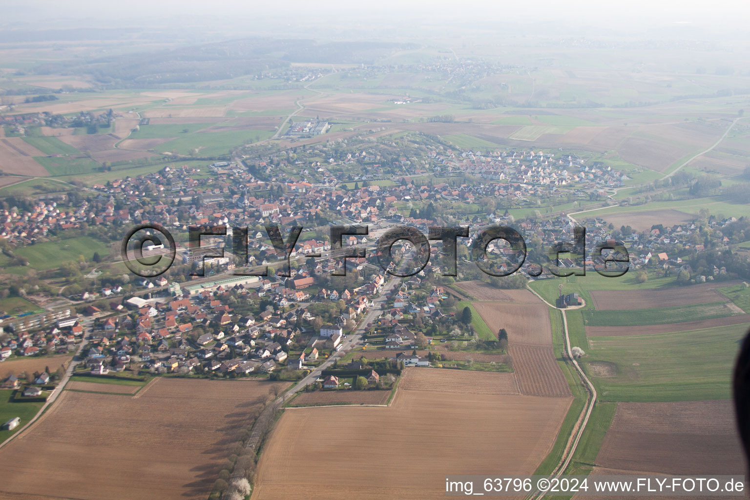 Schrägluftbild von Soultz-sous-Forêts im Bundesland Bas-Rhin, Frankreich