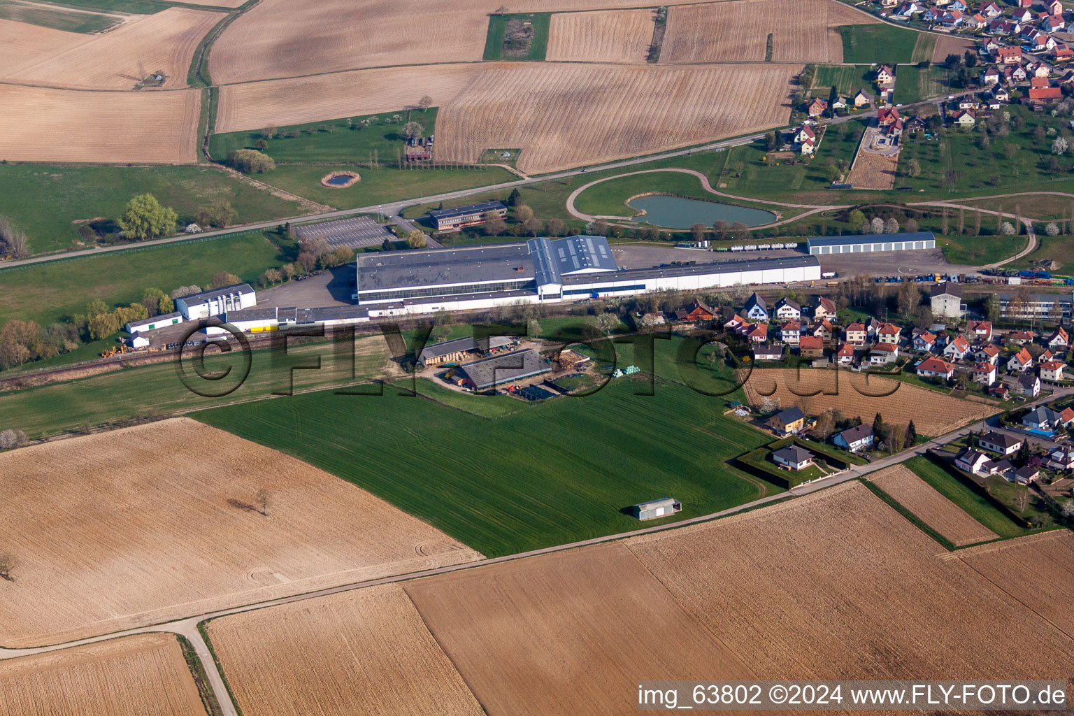 Luftbild von Produktionshallen in Soultz-sous-Forets in Grand Est in Soultz-sous-Forêts im Bundesland Bas-Rhin, Frankreich