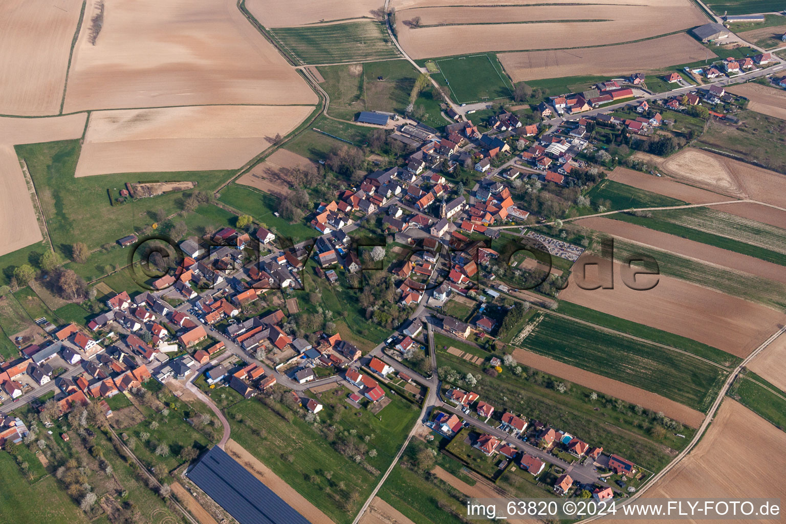 Luftaufnahme von Dorf - Ansicht am Rande von landwirtschaftlichen Feldern und Nutzflächen in Siegen in Grand Est im Bundesland Bas-Rhin, Frankreich