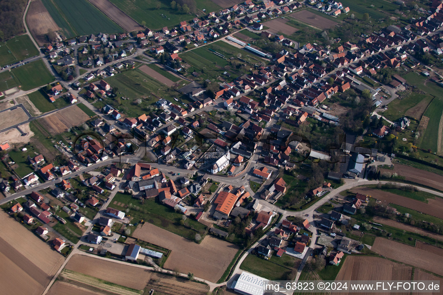 Niederlauterbach im Bundesland Bas-Rhin, Frankreich aus der Drohnenperspektive