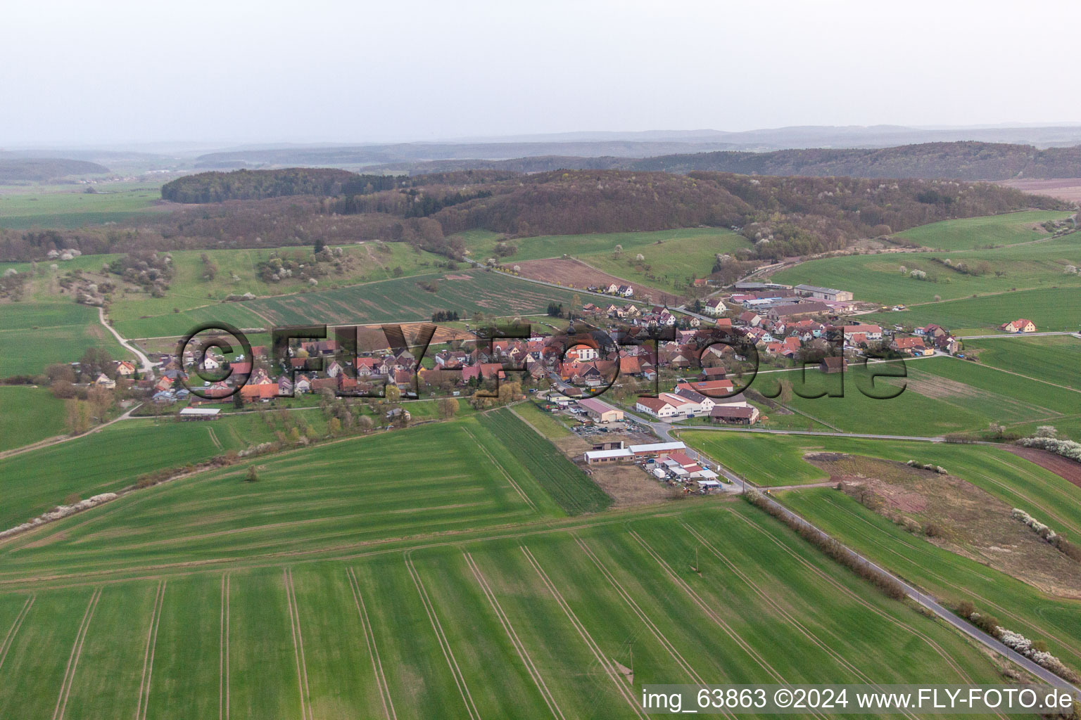 Dorf - Ansicht am Rande von landwirtschaftlichen Feldern und Nutzflächen im Ortsteil Linden in Straufhain im Bundesland Thüringen, Deutschland