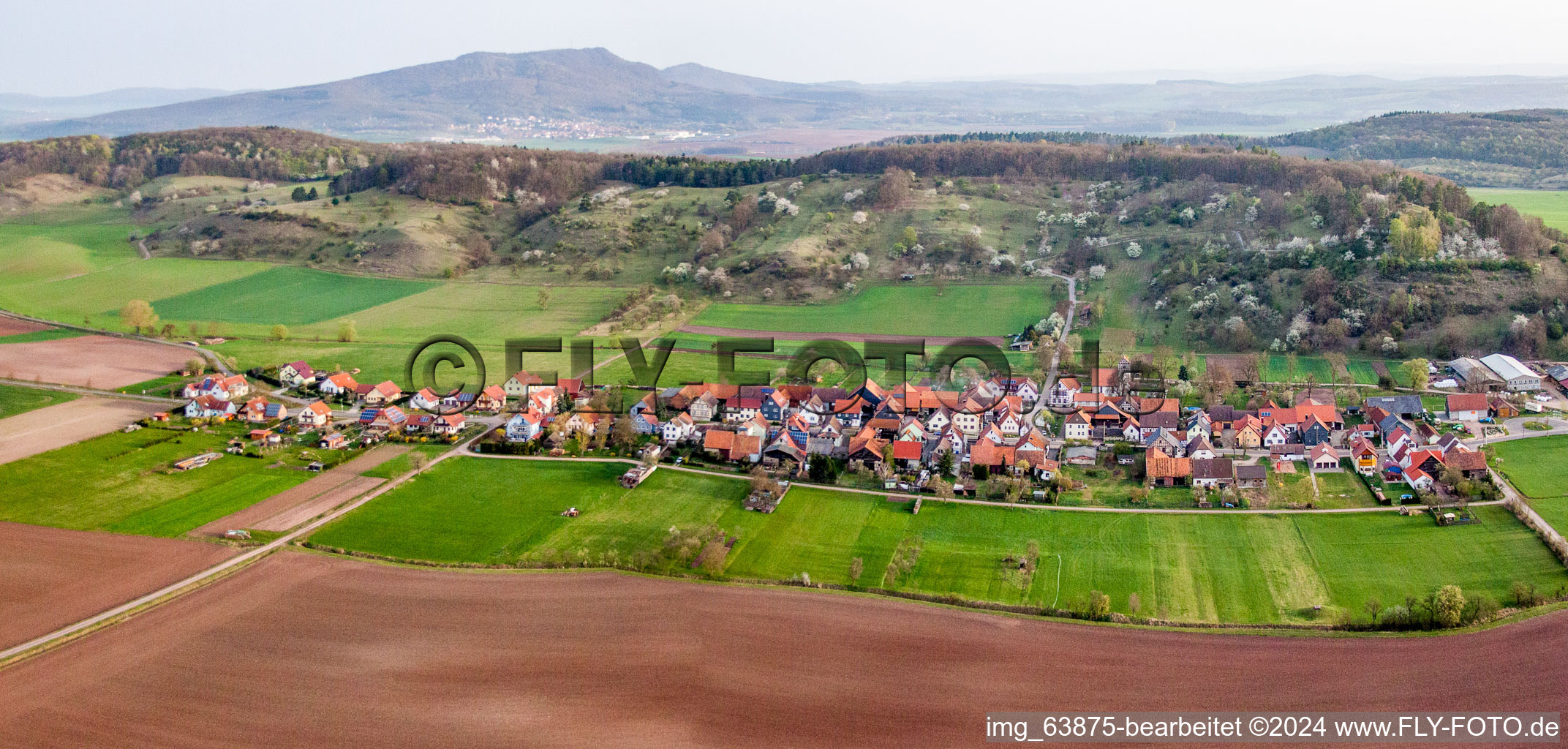 Dorf - Ansicht am Rande von landwirtschaftlichen Feldern und Nutzflächen in Schlechtsart im Bundesland Thüringen, Deutschland