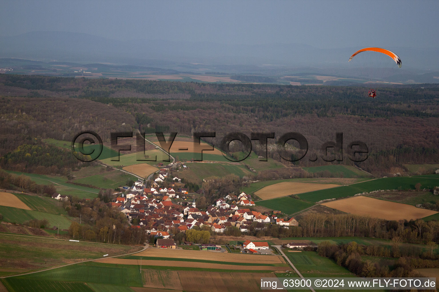 Dorfansicht aus Osten im Ortsteil Gollmuthhausen in Höchheim im Bundesland Bayern, Deutschland