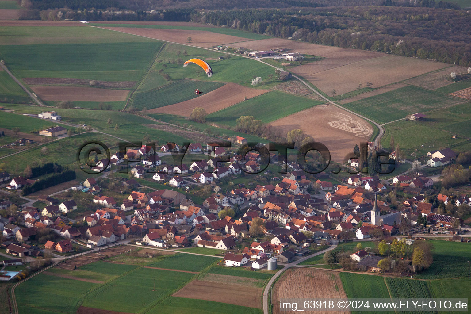 Dorf - Ansicht am Rande von landwirtschaftlichen Feldern und Nutzflächen in Wargolshausen im Bundesland Bayern, Deutschland