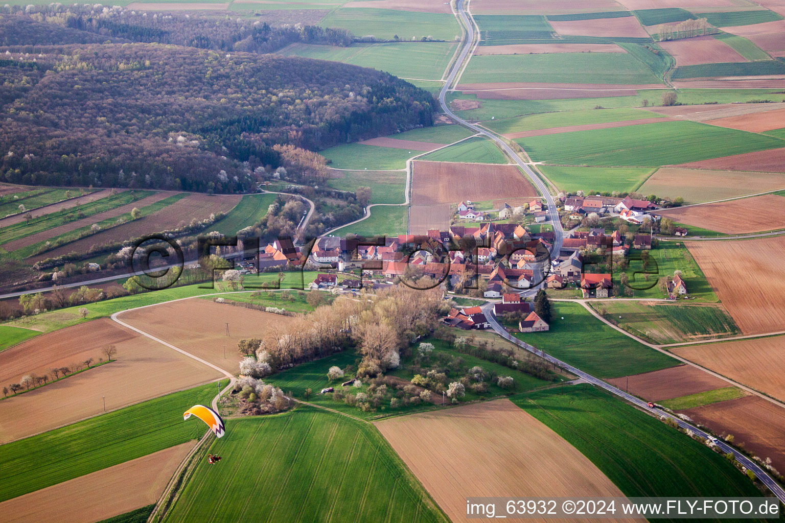 Luftbild von Dorf - Ansicht am Rande von landwirtschaftlichen Feldern und Nutzflächen in Junkershausen im Bundesland Bayern, Deutschland