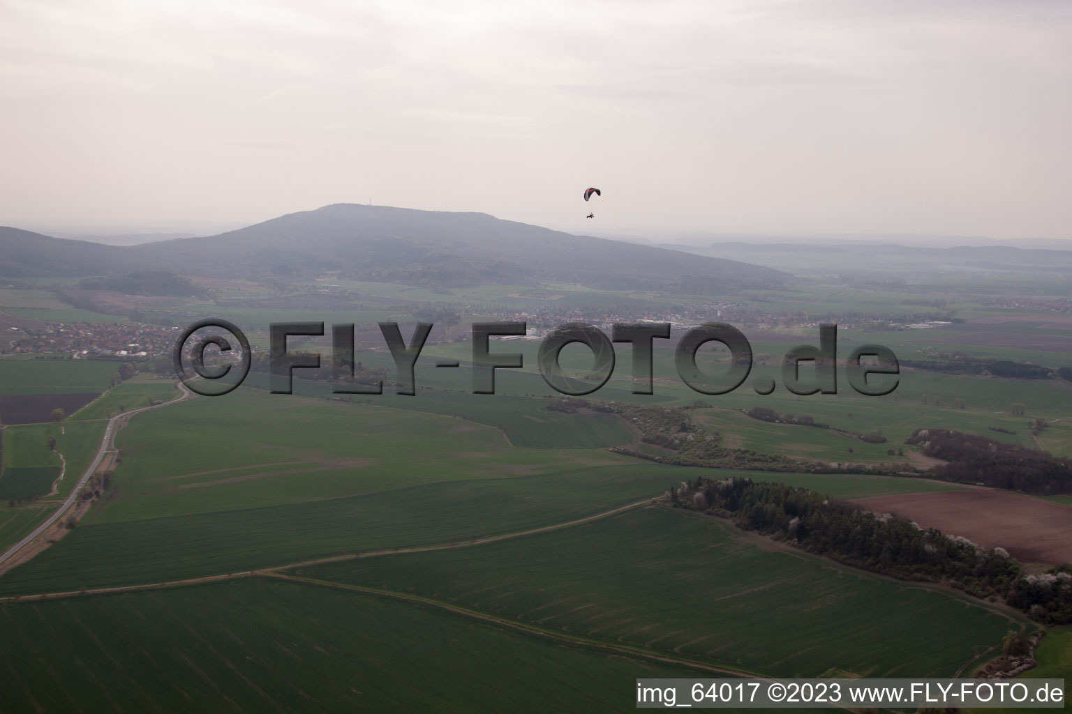 Luftbild von Umfliegen der Gleichberge in Westenfeld im Bundesland Thüringen, Deutschland