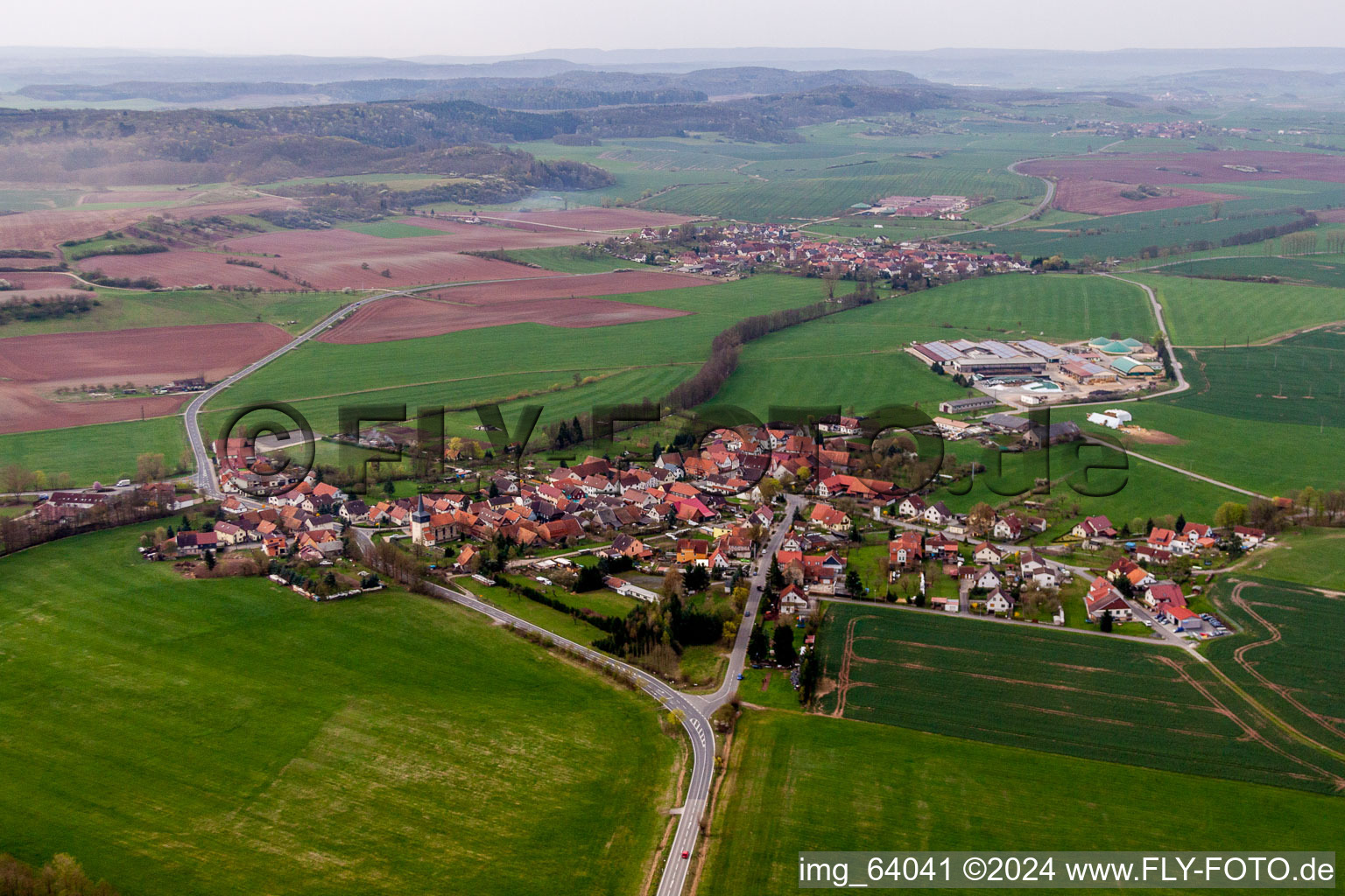 Dorf - Ansicht am Rande von landwirtschaftlichen Feldern und Nutzflächen in Simmershausen im Bundesland Thüringen, Deutschland