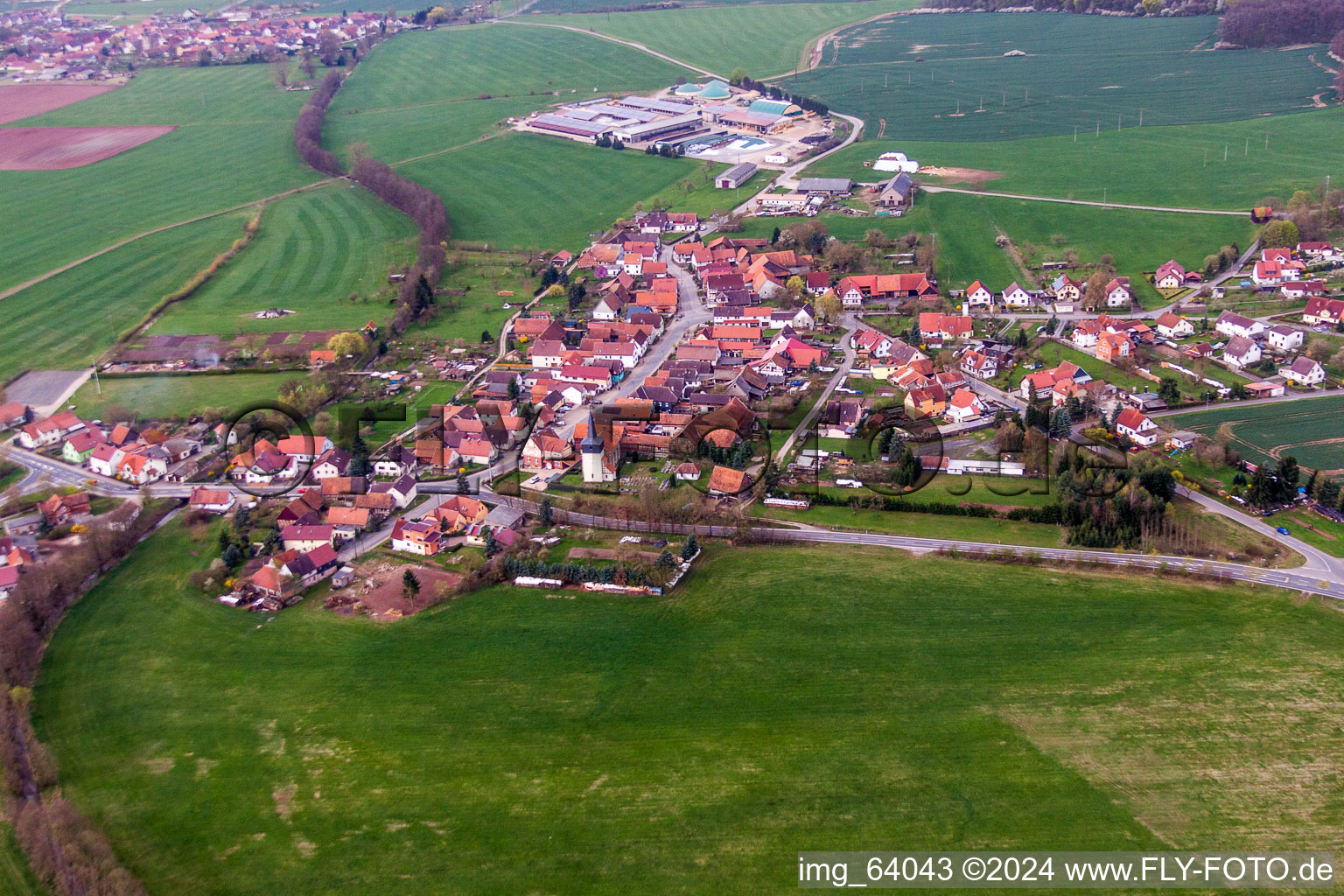 Luftbild von Dorf - Ansicht am Rande von landwirtschaftlichen Feldern und Nutzflächen in Simmershausen im Bundesland Thüringen, Deutschland