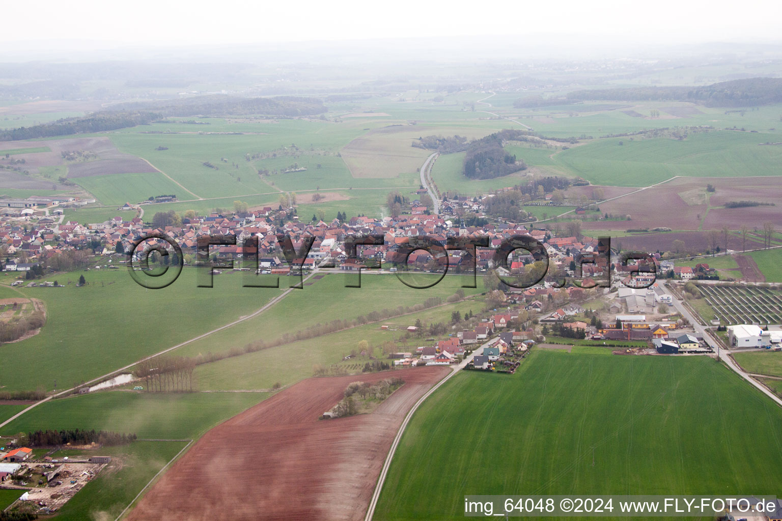 Dorf - Ansicht am Rande von landwirtschaftlichen Feldern und Nutzflächen in Straufhain im Bundesland Thüringen, Deutschland