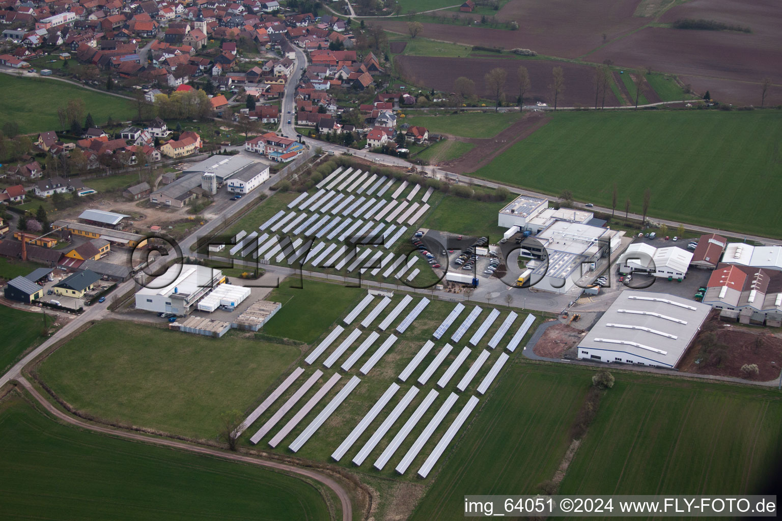 Luftaufnahme von Dorf - Ansicht am Rande von landwirtschaftlichen Feldern und Nutzflächen in Straufhain im Bundesland Thüringen, Deutschland