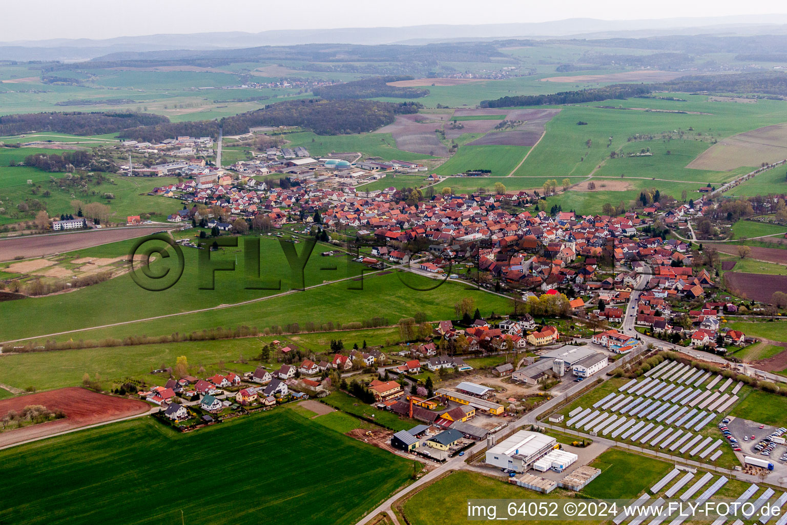 Schrägluftbild von Dorf - Ansicht am Rande von landwirtschaftlichen Feldern und Nutzflächen in Straufhain im Bundesland Thüringen, Deutschland