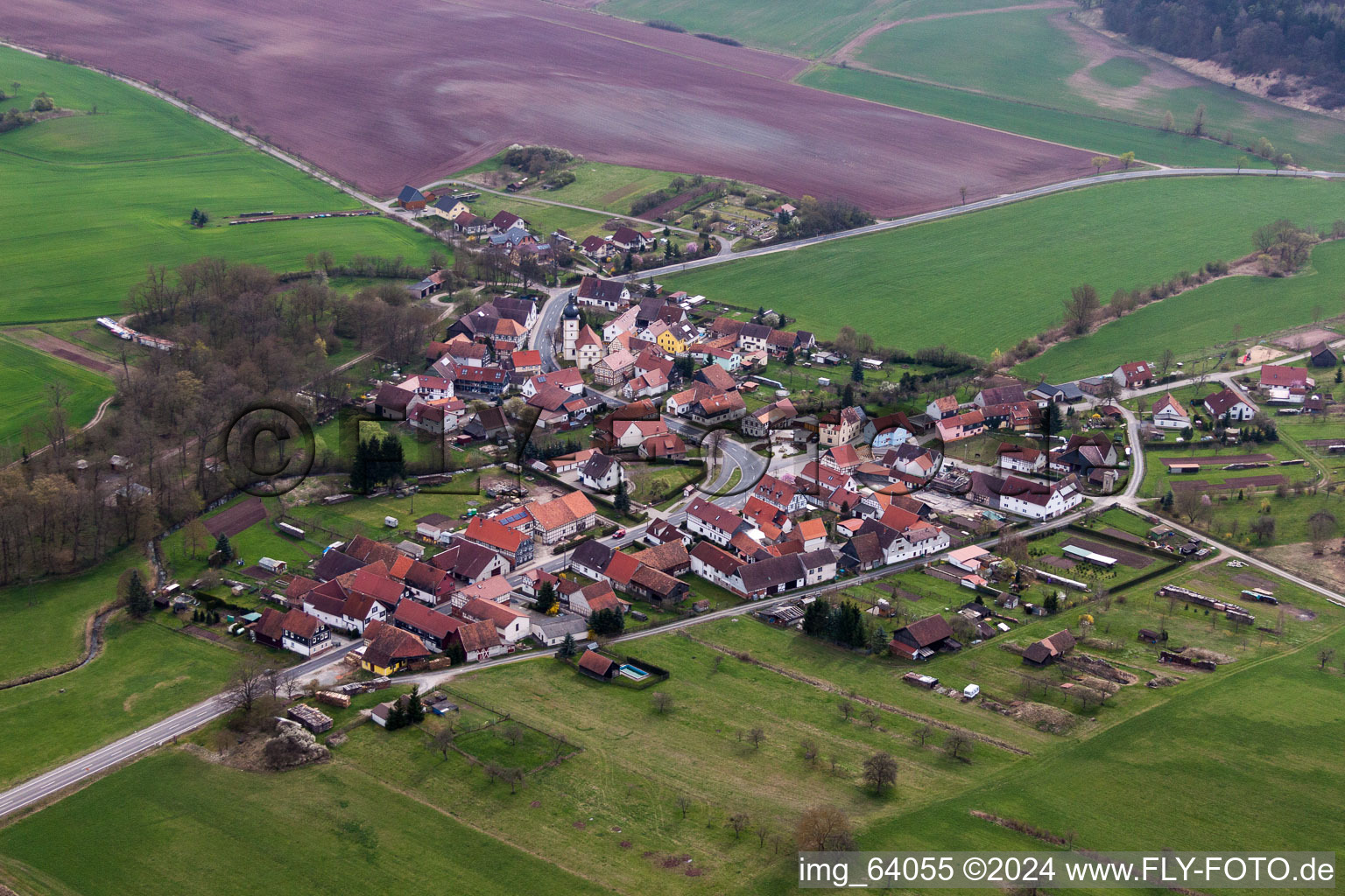 Dorf - Ansicht am Rande von landwirtschaftlichen Feldern und Nutzflächen in Seidingstadt im Bundesland Thüringen, Deutschland