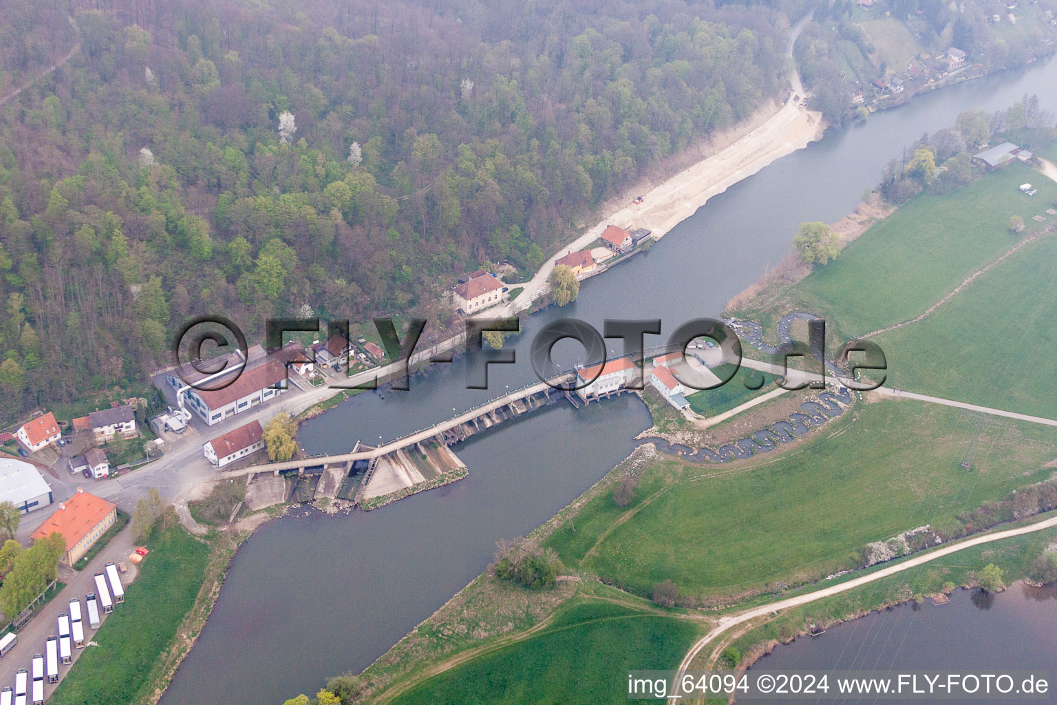 Luftbild von Schleusenanlagen am Ufer der Wasserstraße des Main im Ortsteil Hausen in Bad Staffelstein im Bundesland Bayern, Deutschland