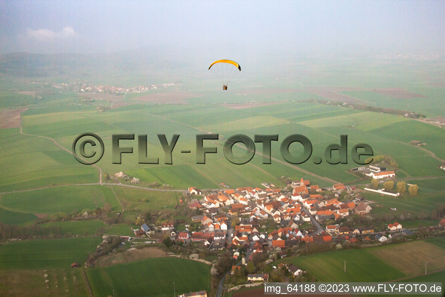 Sulzdorf an der Lederhecke im Bundesland Bayern, Deutschland aus der Drohnenperspektive