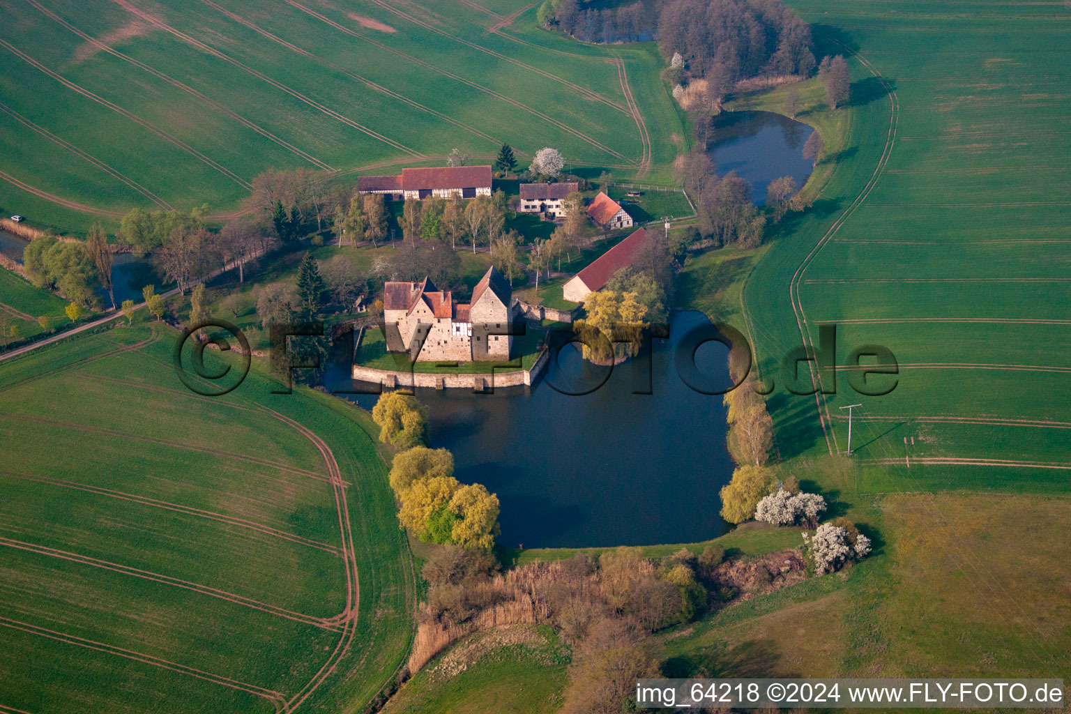 Luftaufnahme von Gebäude und Schloßpark- Anlagen des Wasserschloß Brennhausen im Ortsteil Brennhausen in Sulzdorf an der Lederhecke. Burg Brennhausen ist gut erhalten und nur von außen zu besichtigen im Bundesland Bayern, Deutschland