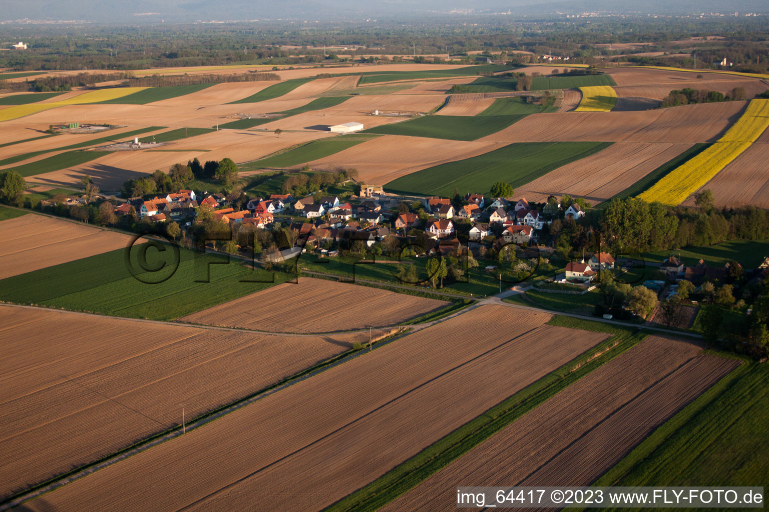 Niederlauterbach im Bundesland Bas-Rhin, Frankreich von einer Drohne aus