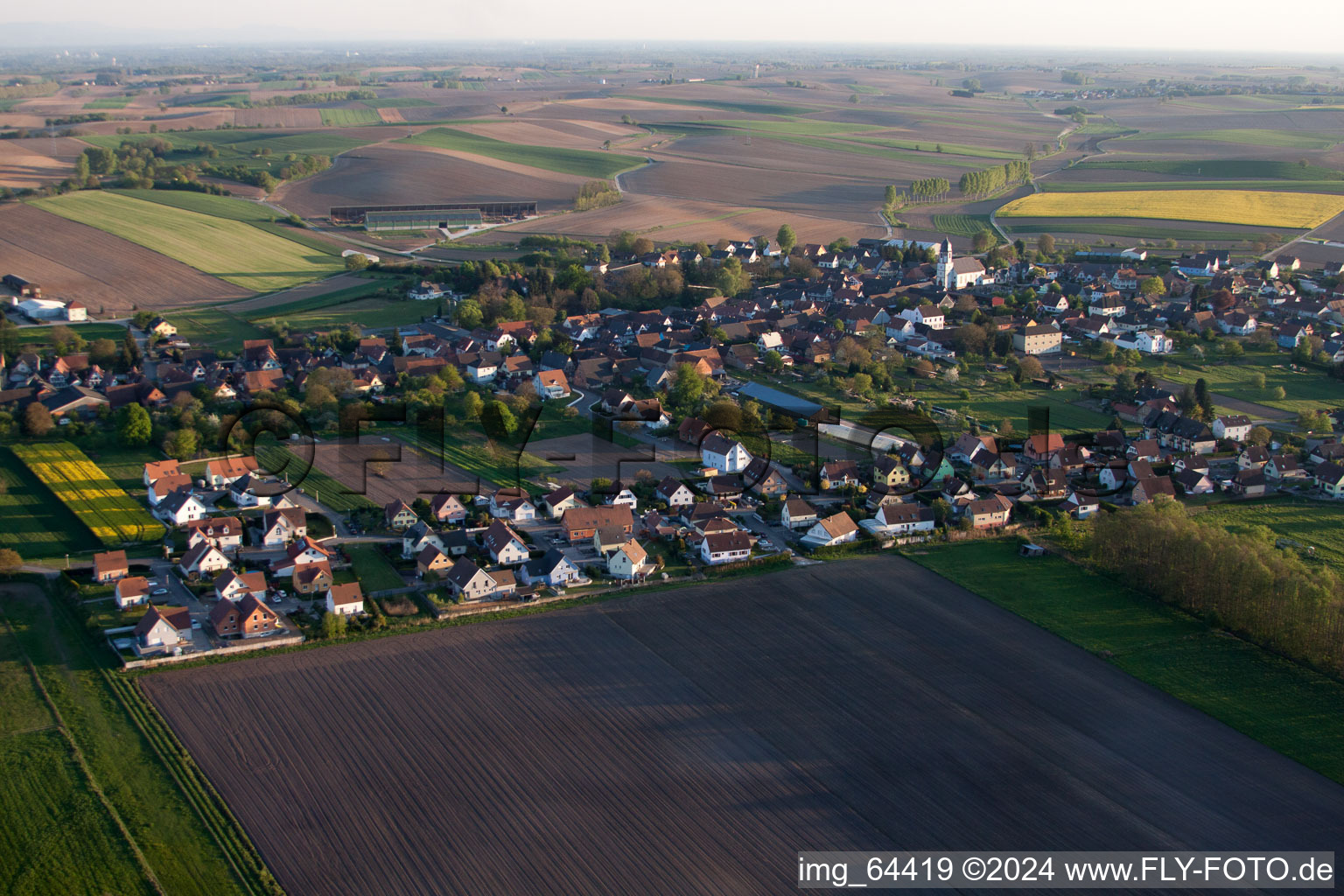 Niederlauterbach im Bundesland Bas-Rhin, Frankreich von der Drohne aus gesehen