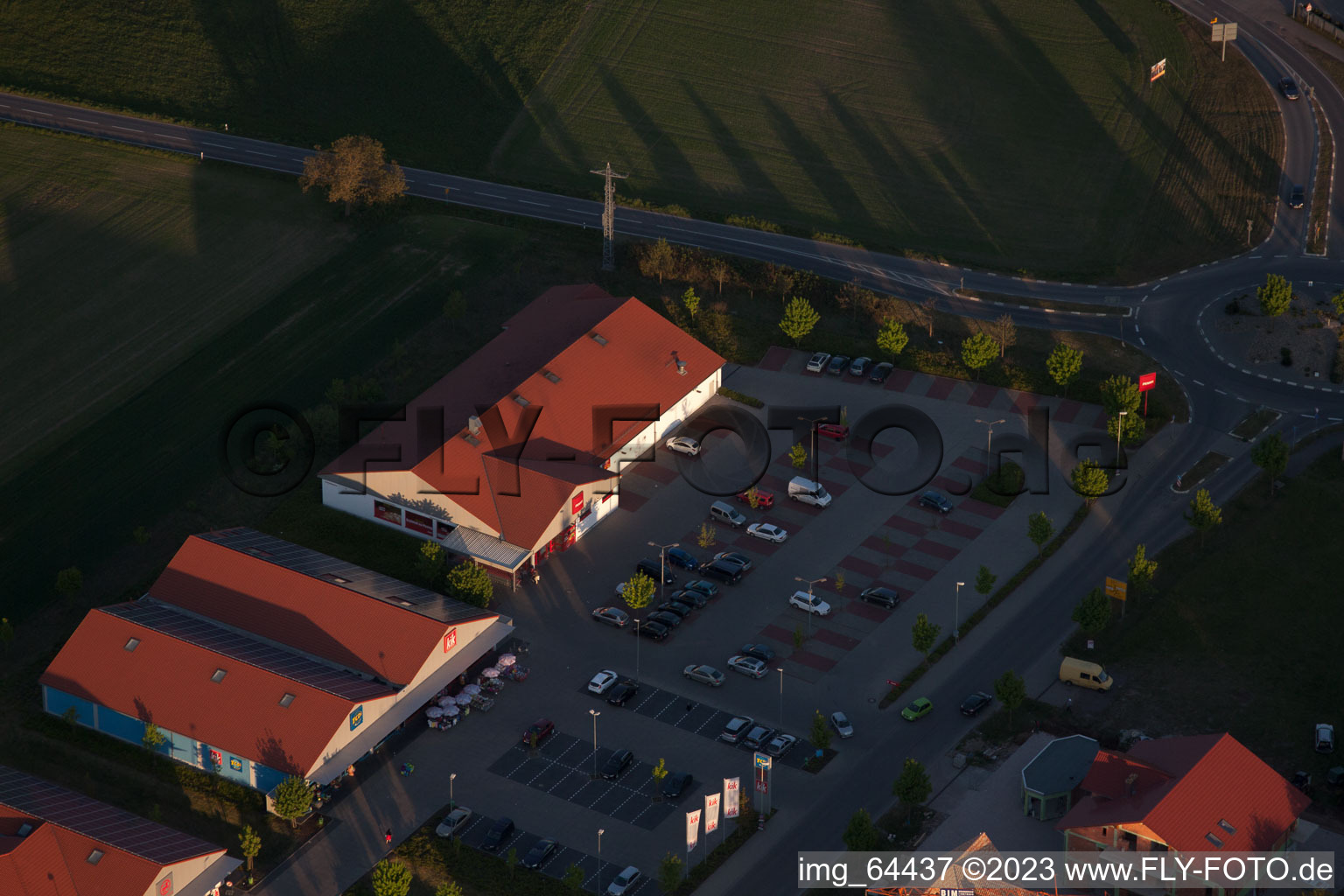 Drohnenbild von Neulauterburg, Einkaufszentren im Bundesland Rheinland-Pfalz, Deutschland