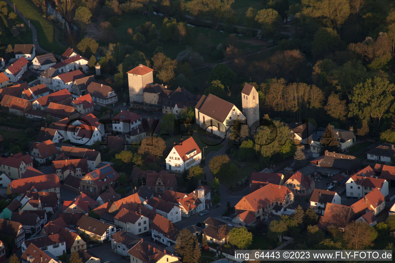 Berg im Bundesland Rheinland-Pfalz, Deutschland aus der Drohnenperspektive