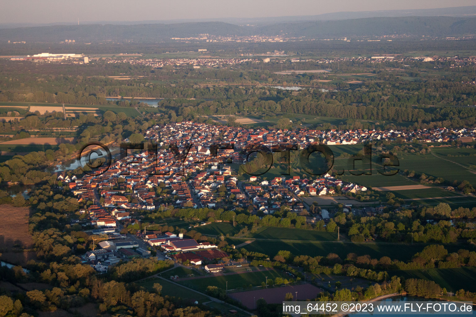 Neuburg im Bundesland Rheinland-Pfalz, Deutschland von oben gesehen
