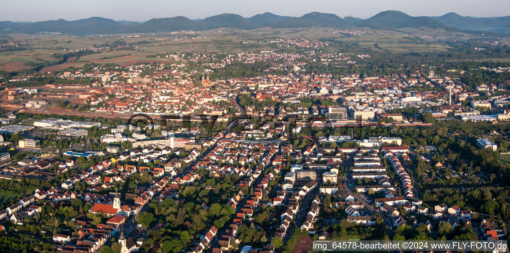 Luftbild von Stadtgebiet mit Außenbezirken und Innenstadtbereich in Landau in der Pfalz im Ortsteil Queichheim im Bundesland Rheinland-Pfalz, Deutschland