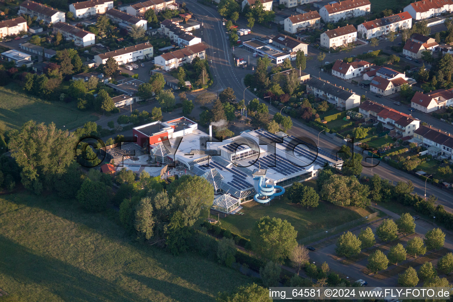 Luftbild von Hallen- und Freibad LaOla im Ortsteil Queichheim in Landau in der Pfalz im Bundesland Rheinland-Pfalz, Deutschland
