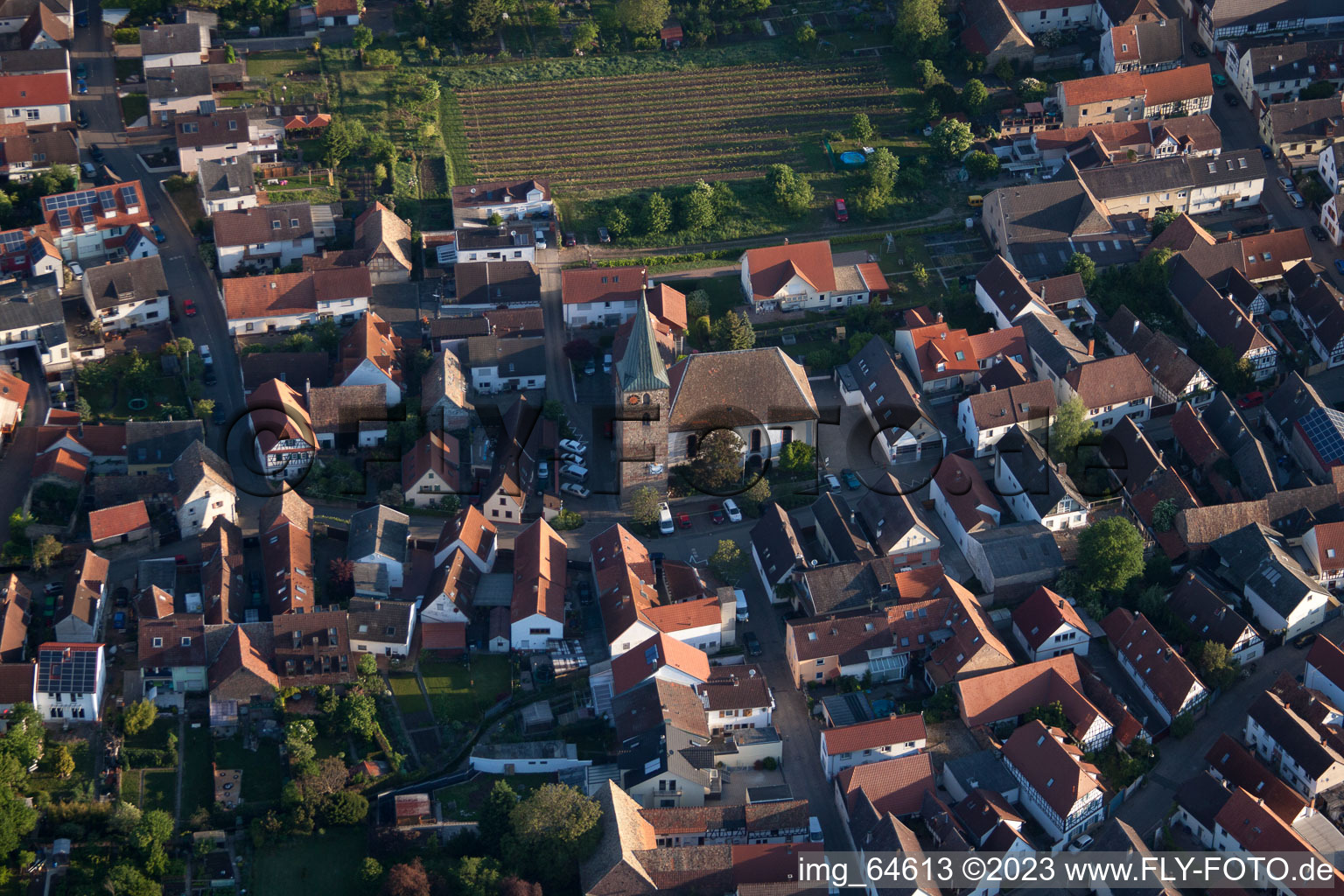 Drohnenbild von Ortsteil Lachen in Neustadt an der Weinstraße im Bundesland Rheinland-Pfalz, Deutschland