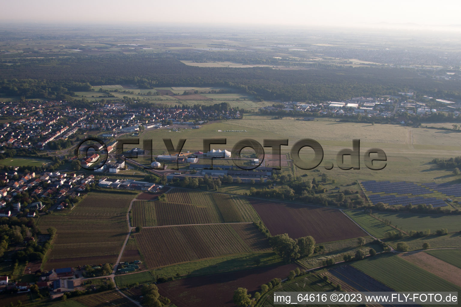 Luftbild von Flugplatz im Ortsteil Speyerdorf in Neustadt an der Weinstraße im Bundesland Rheinland-Pfalz, Deutschland